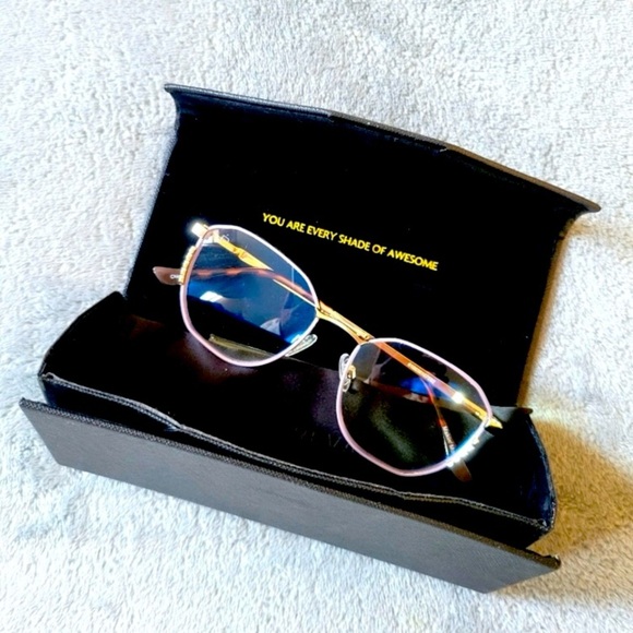 Prive Revaux Circle Back
Blue Light Readers
Strength 3-3.5
Pink/Gold 3 - Picture 2 of 9